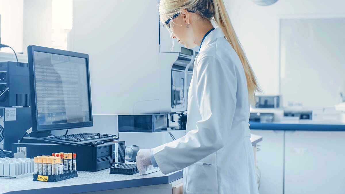 Wie wird Blasenkrebs diagnostiziert? A simple urinalysis test can be done to check for blood