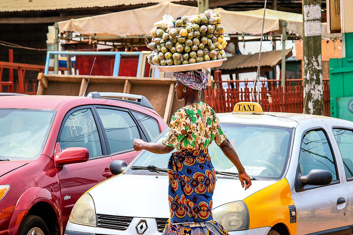 2K6FKAY Accra, Ghana - April 06, 2022: Local African Street Woman Seller on the Accra street